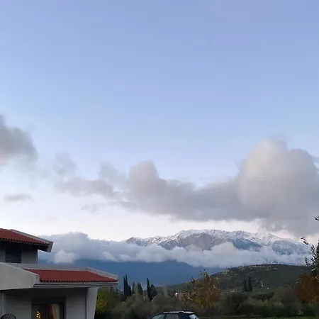 Stellas Near Arachova Stirion